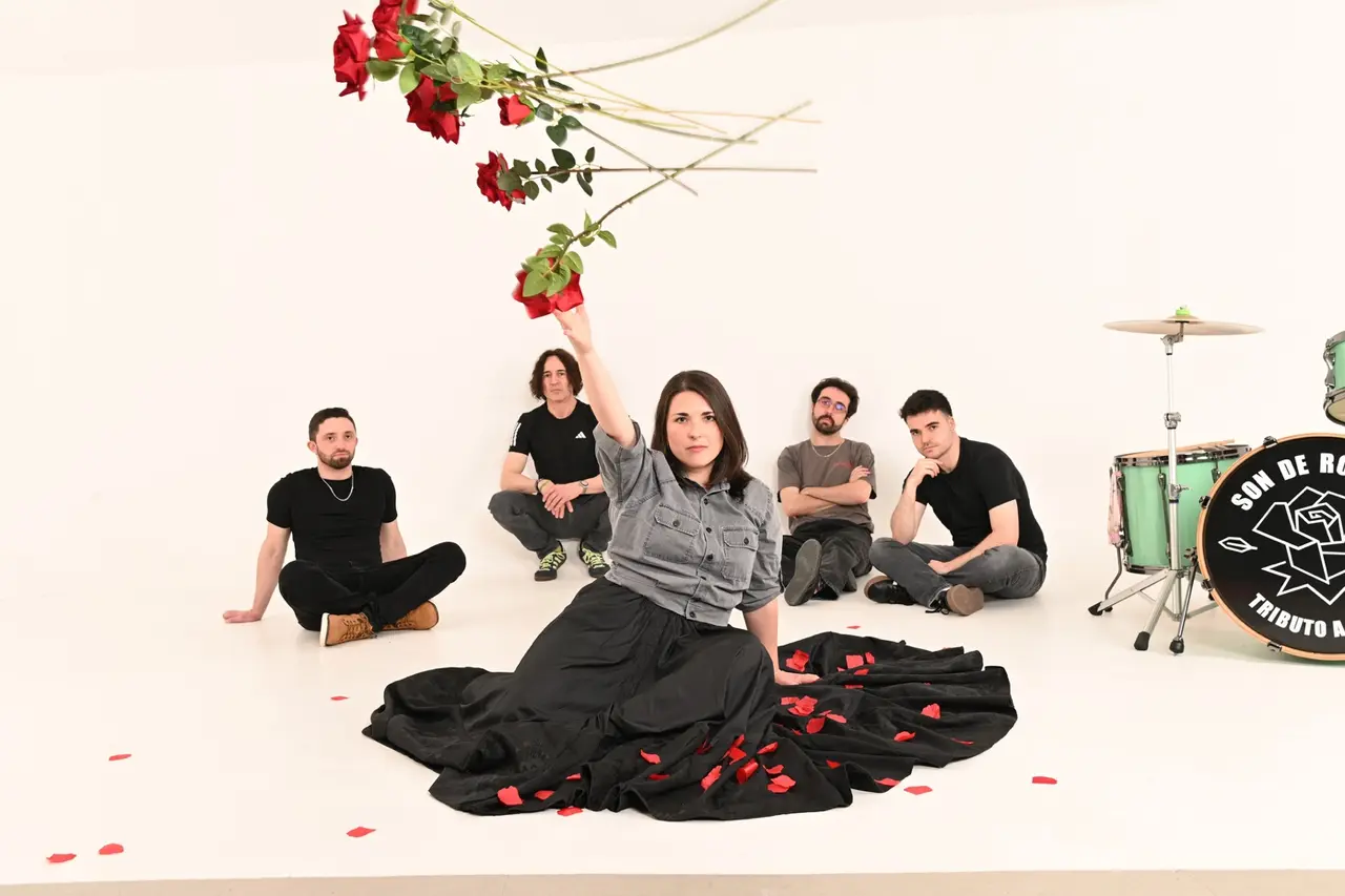 Los cinco integrantes de Son de Rosas en la producción Mil Rosas